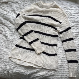 Randig stickad tröja från 157 - Randig stickad tröja från lager 157, den ser väldigt stor ut på bilden men sitter väldigt bra när man bär den, själv är man en S och den sitter fortfarande jätte bra och ser inte alls stor ut på. Den passar även alla klädstilar så den är väldigt lätt och styla till vilken stil man än bär.