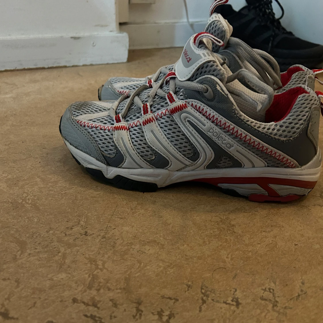 Grå och vita sneakers från Polecat - 2