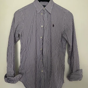 Ralph lauren skjorta  - Randig Ralph lauren skjorta i storlek 2. Skulle säga att den sitter typ som xs/xxs