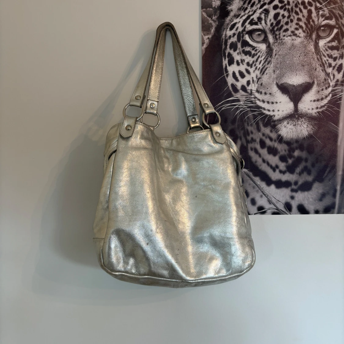 Silvrig axelväska  - 1