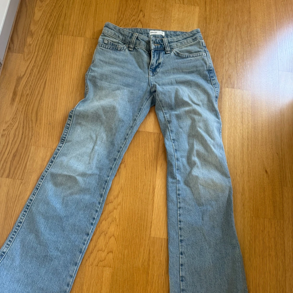 Ljusblå bootcut jeans från Gina Tricot - 1