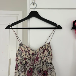 zara topp - säljer min zara topp då den inte längre kommer till andvänding. 