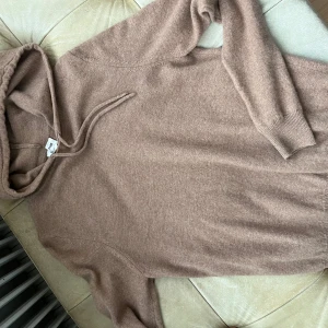 Cashmere huddie från soft goat  - Perfekt nu när de börjar ni kallt. Köpt för 2/3 tusen