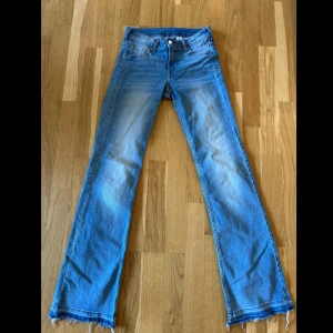 Jeans H&M - Säljer dessa snygga jeans från H&M med bootcut passform i storlek 34. Jag har spretat upp bensluten för att göra dom längre. Kolla in min profil❤️‍🔥