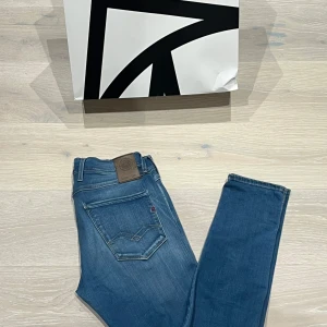Replay Anbass blå jeans - Sköna Replay Anbass jeans, köpta på NK. Hör av vid minsta fråga!