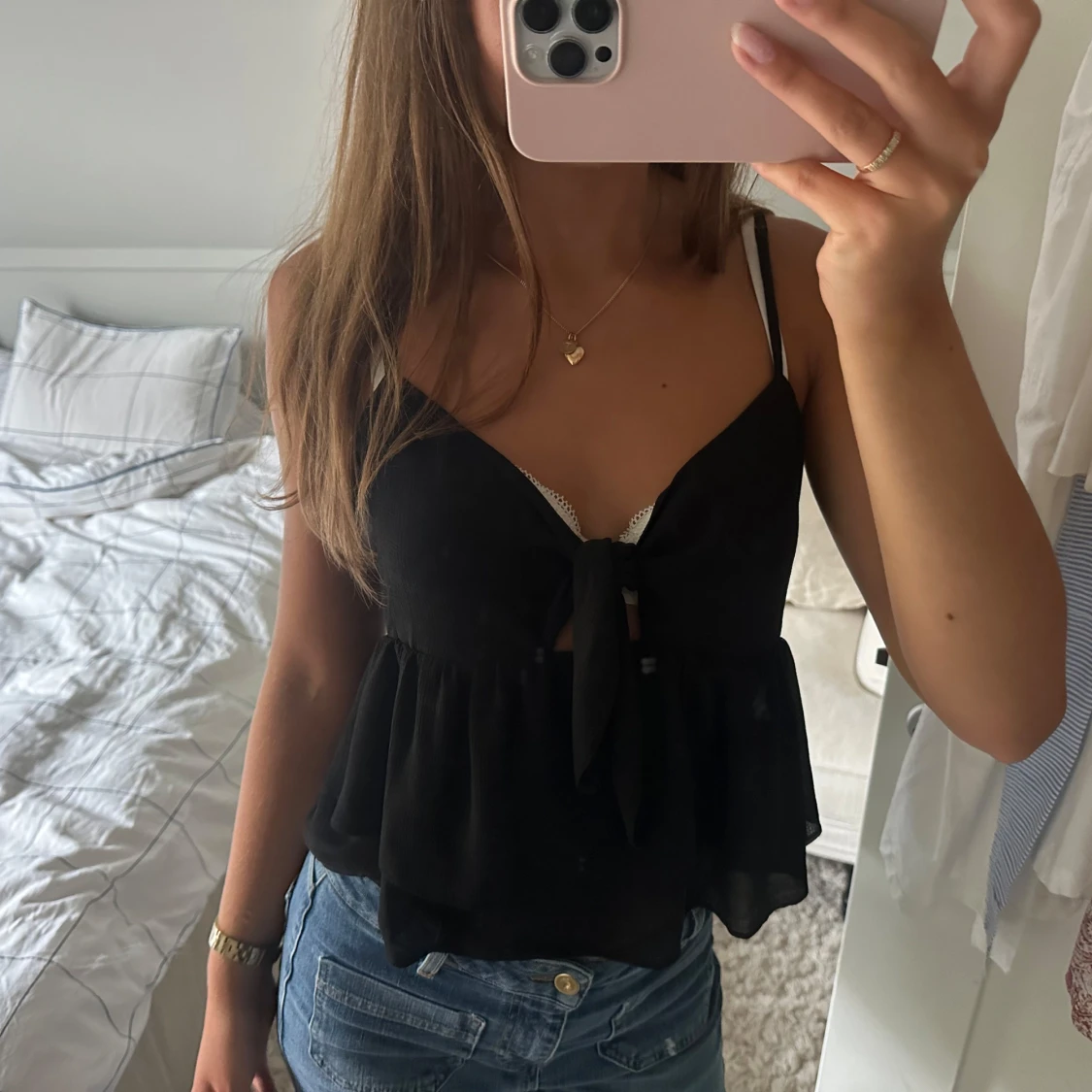 Svart linnetopp med knyt fram