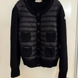Moncler cardigan svart🤍! - Hej!🤍 Säljer denna jätte finna moncler cardigan i färgen svart stl m, perfekta jackan nu till hösten eller våren 🤍🤍🤍ätehetsbevis finns! Jackan är i stl m men passar även s och xs! Kontakta för mer info eller frågor!!🤍