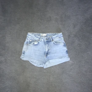 Handsydda jeansshorts  - Snygga ljusblå jeansshorts från Gina .Perfekta för varma sommardagar och festivalhäng. Materialet är slitstark denim i bomull.