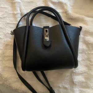 Svart handväska från Gina Tricot - Jättefin väska från ginatricot perfekt till hösten💕💕