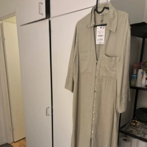 Grön linné klänning - Helt ny, priset är fast!   Str S, lite större i storlek  I linne material  Längd: ca 136/137 cm