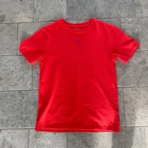 Röd t-shirt från Polo Ralph Lauren - Snygg röd t-shirt från Polo Ralph Lauren, mycket bra skick 8/10, pris kan diskuteras, (OBS barn storlek)