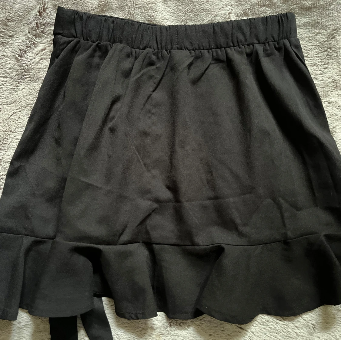 Svart omlottkjol med volang från SHEIN - 1