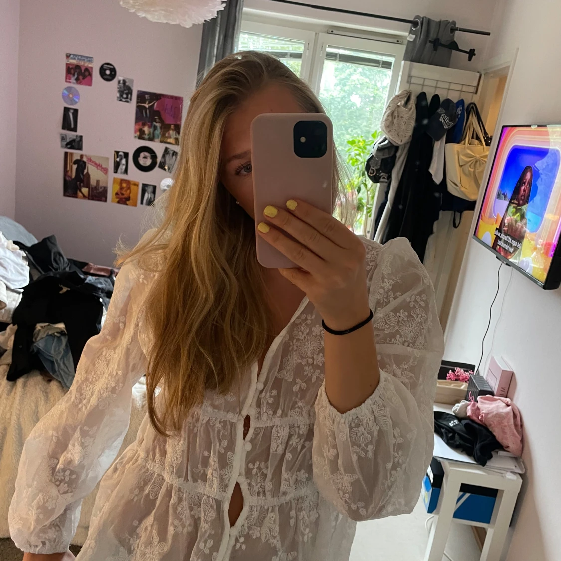 Vit blommig blus med knappar - 1