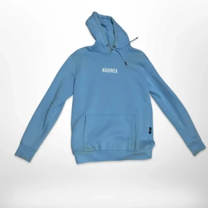 Hoodrich tracksuit  - Snygg ljusblå hoodie från Hoodrich med vit logga på bröstet. Tröjan har huva med snörning, magficka och långa ärmar. Perfekt för chill dagar och streetstyle. Mjuk och skön i bomullsmix.