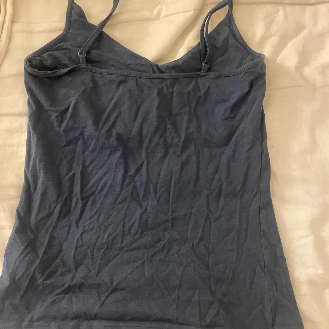 Mörkblå linnetopp med smala axelband - 2