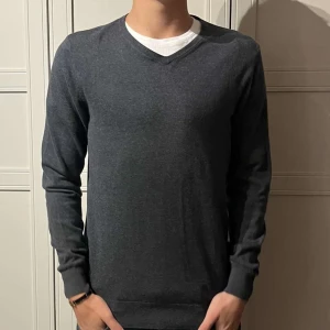 V ringad tröja. - Snygg tröja storlek S. Bara att skriva vid frågor eller funderingar.🤗