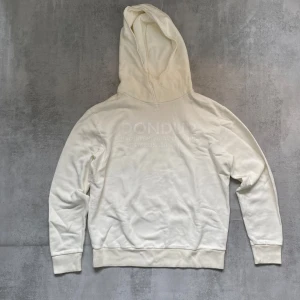 Vit dondup hoodie  - Jag Säljer en fet hoodie från dondup | skicket på tröjan är bra 8/10 | storlek M | ny pris 3000: mitt pris är 499 | skriv vid frågor och funderingar     6  