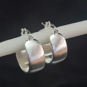 Breda creoler i äkta silver 925 - Snygga och breda creolörhängen i äkta silver 925. De har en matt, borstad finish och är cirka 2 cm i diameter. Klassisk och stilren design som passar till allt. Perfekta för dig som gillar statementörhängen med lite extra bredd.