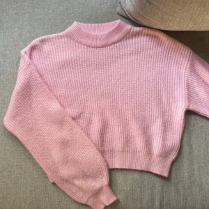 Rosa stickad tröja  - Lite nopprig men inget man tänker på