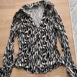 Svartvit zebramönstrad skjorta - Snygg skjorta med svartvitt zebramönster 