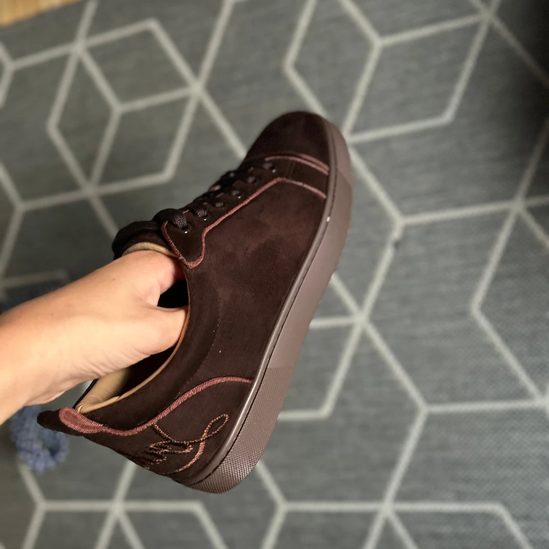 unika bruna sneakers från Louboutin