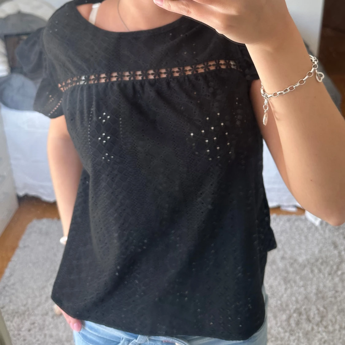 Svart blus med spetsdetaljer - 1