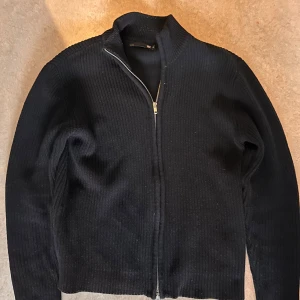 Svart ribbad kofta med dragkedja - Varm 