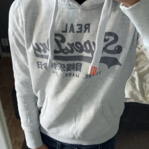 Superdry hoodie  - Superdry hoodie - Grå - Storlek: Large (passar Small) - Mycket bra skick - Mitt pris: 449kr - hör av dig vid funderingar 💫