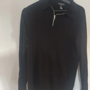 Svart långärmad tröja med dragkedja H&M - Svart långärmad tröja från H&M med klassisk krage och snygg half zip-dragkedja framtill. Enkel och stilren modell som passar perfekt till jeans eller chinos. Mjuk och skön känsla, perfekt för lager-på-lager under höst och vinter.