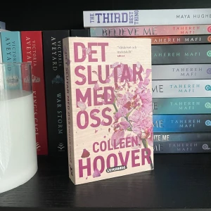 Det slutar med oss - It ends with us av Colleen Hoover. Bra skick, bruten rygg.