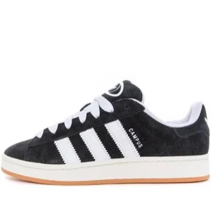 Adidas Campus - Säljer ett par klassiska Adidas Campus sneakers i svart mocka. Storlek 38 o passar mig som har 38 vanligtvis. Tyget har börja gå upp lite i hälen på vänster sko men de är inget som syns eller känns när man har de på sig! Köpta för 1300 kr❤️ skriv om ni har frågor eller vill ha mer bilder🥰