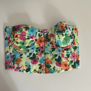 Korsett topp - Skitsnygg Färgglad korsettopp från Stradivarius med blommigt mönster 🩷🍋‍🟩