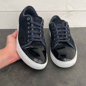 Lanvin Cap Toe  - Navy lanvin Cap Toe. Nypris 5200 kr! Skorna har lite defekter. En defekt börjar gå upp lite men inget som märks när skon andvänds skriv för mer bilder och eller övriga funderingar inga Scam bud!!