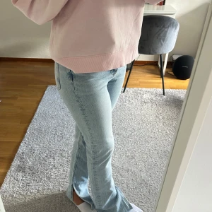 Blåa jeans  - Jätte fina ljusblåa jeans som är använda fåtal gånger. Ser helt nya ut☺️ Obs, dom är High/ mid waist 
