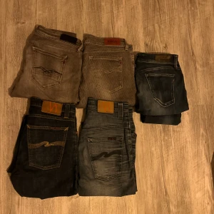 Fem par jeans från Replay & Nudie - Säljer fem par snygga jeans i olika tvättar från Replay och Nudie Jeans. Färgerna varierar från grått till mörkblått och ljusare denim. Klassiska femficksmodeller med coola detaljer på bakfickorna och läderpatch. Perfekta för dig som gillar stilrena jeans med bra passform. Storlekarna är 29/34,29/30,29/34,29/32 och 31/32