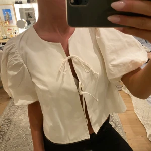 Vit blus Gina - Vit blus med puffärmar från Gina Tricot, storlek M, bra skick