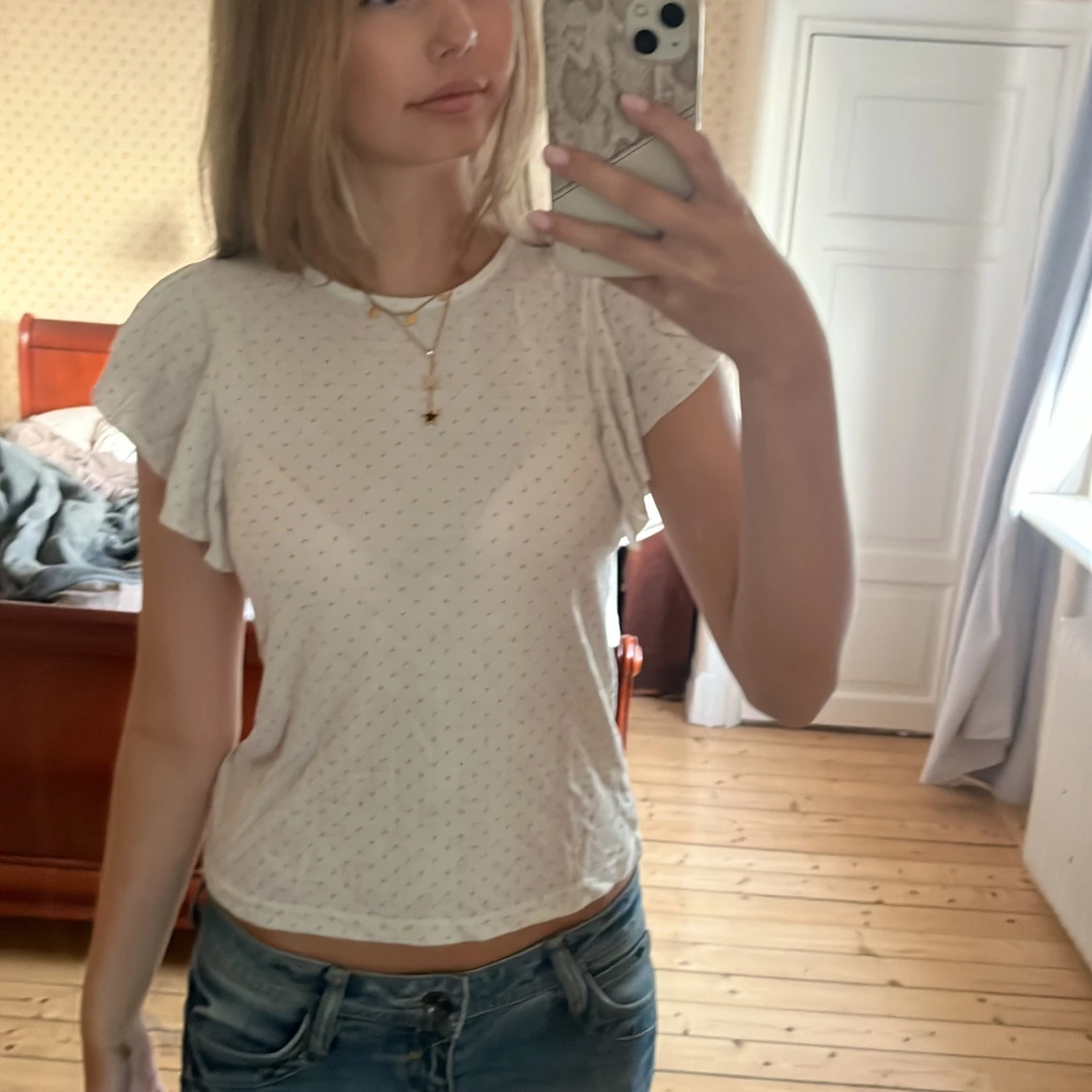 Vit prickig blus med volangärmar