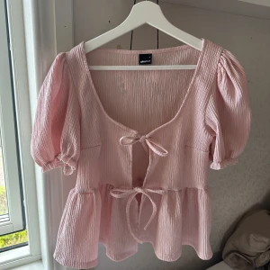 Rosa blus från Gina Tricot - Ljus rosa topp med knytning från Gina Tricot. Använd fåtal gånger