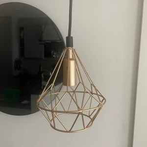 En taklampa från k-fab scandinavia - Använd en gång men passade inte in i vår lägenhet så där av säljer vi den. Jätte fin guldglittrig färg. Från märket k-fab scandinavia 