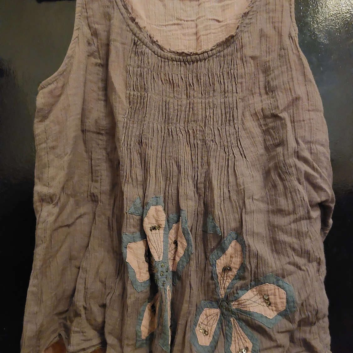 Beige linnetopp med broderade fjärilar