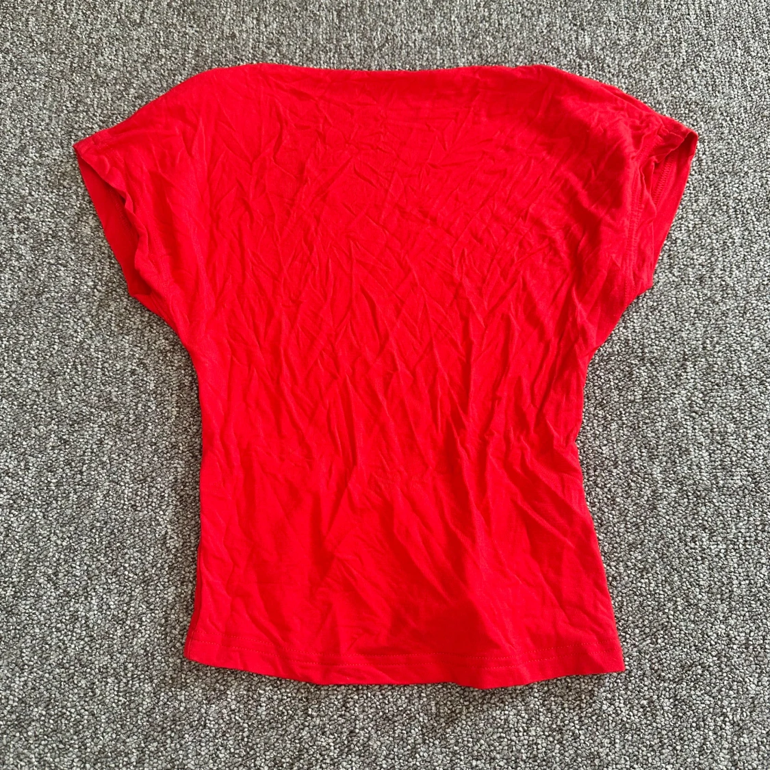 Röd topp med öppen rygg 