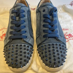 Christian Louboutin Skor - | Christian Louboutin Skor | Sjukt sällsynt modell görs ej längre | Storlek 45 1/2 | 2 dustbags följer med | Nypris 10k+ Mitt pris 4099kr
