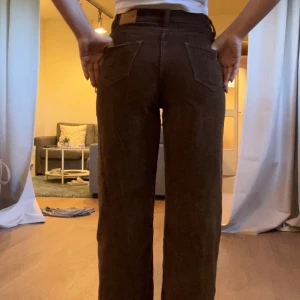 Manchesterbyxor från Motel storlek S - (Knappt använda storlek S) Snygga bruna manchesterbyxor från Motel Rocks med klassisk femficksdesign och raka ben.