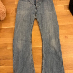 Levis 517 ljusblå bootcut jeans - Ljusblå Levis 517 jeans med  bootcut-passform och raka ben. Jeansen har fem fickor, knappgylf och den  röda Levis-taggen bak. 