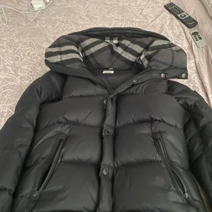 Burberry Jacka - Säljer denna fina burberry jacka med avtagbara armar så man kan göra den till en väst, använt ett fåtal gånger men är redo på sälja vidare så hör av er vid intresse!