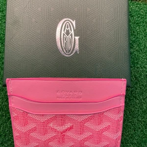 Rosa plånbok med mönster - Supersnygg rosa plånbok från med deras ikoniska grafiska mönster i vitt och rosa. Slimmad design med flera kortfack och präglad logga framtill. Perfekt för dig som vill ha något unikt och färgglatt i väskan.