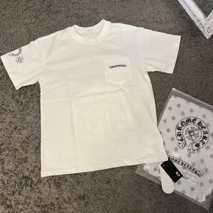 CHROME HEARTS  - Hej, säljer denna Chrome Hearts T-shirts/tee. Allt medföljer dvs tags och poly bag. T-shirten är i nyskick och väldigt bra kvalité 
