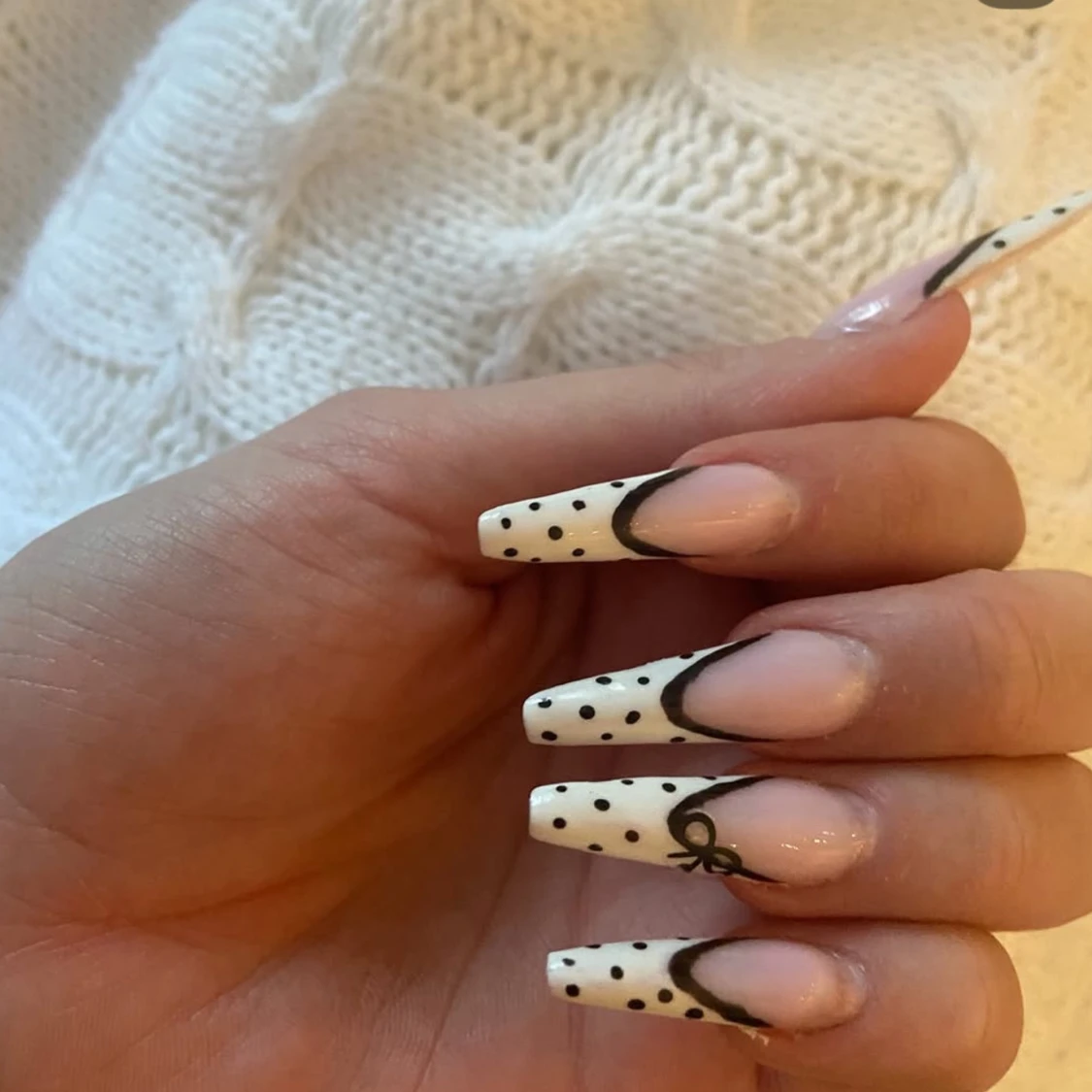 Lösnaglar med vita prickar och rosett