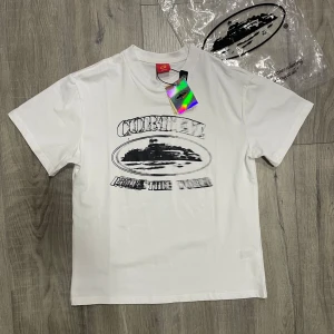 Corteiz t-shirt - Riktigt fet grå t-shirt från Corteiz. Aldrig använd. Storlek S. Hör av er vid frågor! 🙌