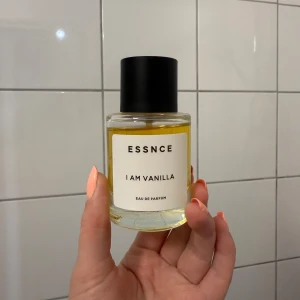 ESSNCE I Am Vanilla parfym - Parfym från ESSNCE i doften I Am Vanilla. Köpt för ca 6 månader sedan. Väldigt god doft men jag har för många parfymer i hyllan och denna blir inte använd. Väldigt bra doft för layering med andra dofter. Söt med lite hint av jordgubbe, väldigt lätt att tycka om. 